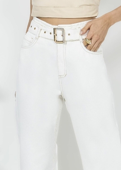 CALÇA JEANS CROPPED COM CINTO
