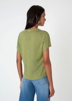 BLUSA EM LINHO MANGA CURTA FEMININA COM BORDADO FRONTAL na internet