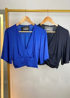 BLUSA CROPPED EM MALHA JUSTO FEMININA MANGA CURTA