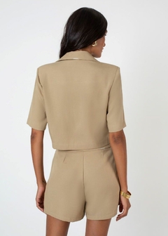 BLAZER CROPPED EM LINHO SOLTO FEMININO - Amsterdam Closet