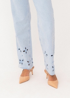 CALÇA JEANS COM BORDADO NA BARRA