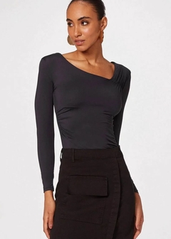 BLUSA ASSIMETRICA EM MALHA POLIAMIDA DELICATE