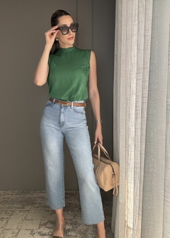 CALÇA JEANS RETA CROPPED COM CORTE A LASER NA BARRA - comprar online