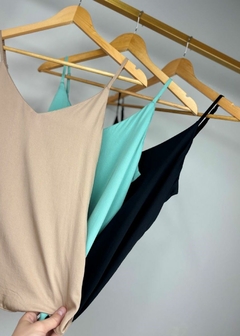 BLUSA EM VISCOSE DECOTE V SEM MANGAS na internet
