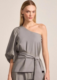 BLUSA UM OMBRO SÓ EM BLEND DE VISCOSE - loja online