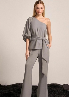 BLUSA UM OMBRO SÓ EM BLEND DE VISCOSE