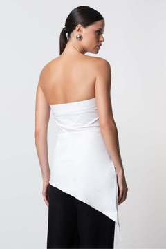BLUSA EM TICOLINE TOMARA CAIA COM PONTA ASSIMÉTRICA na internet