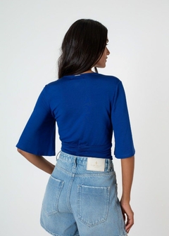 BLUSA CROPPED EM MALHA JUSTO FEMININA MANGA CURTA