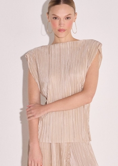 BLUSA MUSCLE EM TECIDO PLISSADO