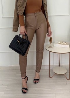 CALÇA COURO SINTÉTICO FORFEMININA