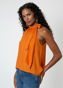 REGATA EM VISCOSE SOLTA COM AMARRAÇÃO NA GOLA - Amsterdam Closet