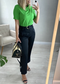 Calça Reta Alfaiataria Comfy Feminina na internet