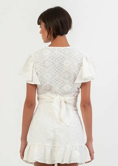CROPPED EM ALGODÃO BORDADA COM DETALHE TRASPASSADO - comprar online