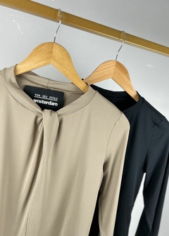 Blusa Malha Detalhe traspassado na gola Feminina - loja online