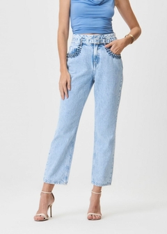 CALÇA JEANS COM DETALHA EM PEDRAS BOLSO