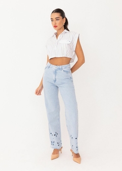 CALÇA JEANS COM BORDADO NA BARRA