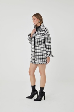 Imagem do SAIA TWEED CURTA XADREZ DETALHE FRONTAL COM BOTÕES