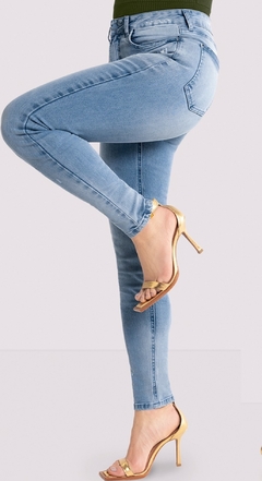 CALÇA JEANS COM ELASTANO CHAPA BARRIGA AZUL CLARO