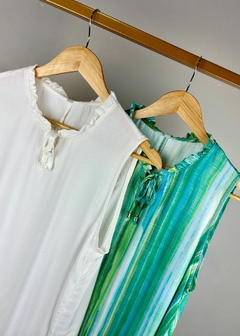 REGATA EM VISCOSE PLUS SIZE COM AMARRAÇÃO NA GOLA na internet