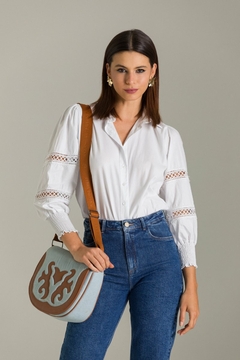 CAMISA EM ALFAITARIA COM DETALHE BORDADO NAS MANGAS