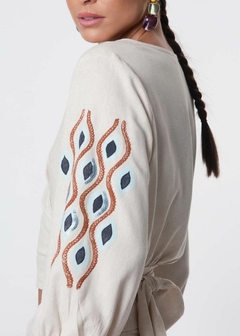 BLUSA EM LINHO COM BORDADO MANGA na internet