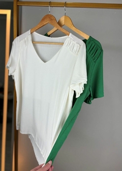 BLUSA EM VISCOSE PLUS SIZE MANGA FLARE E FRANZIDONO OMBRO na internet