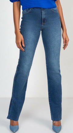 CALÇA JEANS FEMININA AZUL FLARE COM DETALHE NA BARRA - loja online