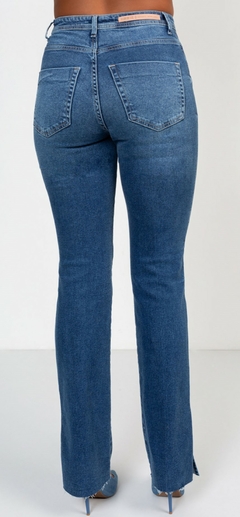Imagem do CALÇA JEANS FEMININA AZUL FLARE COM DETALHE NA BARRA