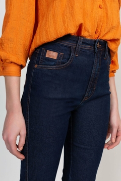 Imagem do CALÇA JEANS FEMININA AZUL ESCURO FLARE