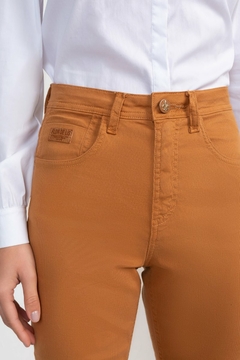 Imagem do CALÇA FEMININA COTELE CIGARRETE MARROM