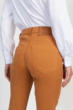 CALÇA FEMININA COTELE CIGARRETE MARROM - comprar online