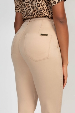 CALÇA EM SARJA FEMININA COM BOLSO FACA na internet