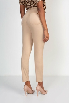 CALÇA EM SARJA FEMININA COM BOLSO FACA na internet
