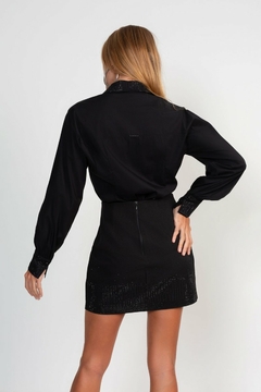 CAMISA ALFAIATARIA SOLTA COM DETALHE BRILHO NA GOLA E PUNHO - loja online