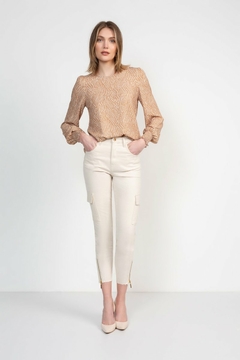 BLUSA EM CREPE SOLTA FEMININA