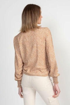 BLUSA EM CREPE SOLTA FEMININA