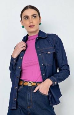 CAMISA JEANS ALONGADA COM BOLSOS FRONTAIS - Amsterdam Closet