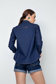 CAMISA JEANS ALONGADA COM BOLSOS FRONTAIS - loja online