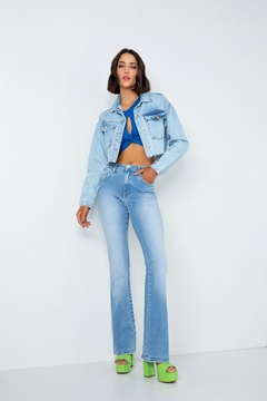 JAQUETA JEANS TRUCKER CROPPED MANGA LONGA - comprar online