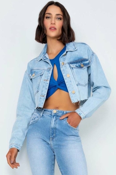 JAQUETA JEANS TRUCKER CROPPED MANGA LONGA - Amsterdam Closet