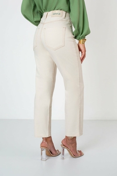 CALÇA JEANS AGATA STRAIGHT CROPPED BEGE - loja online