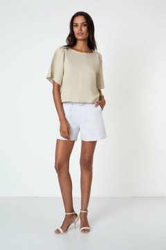 BLUSA EM LINHO SOLTA DETALHE NA MANGA - comprar online
