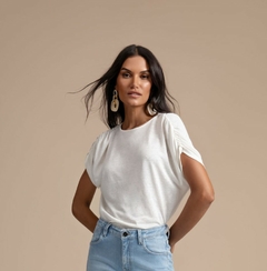 Imagem do BLUSA EM VISCOLINHO SOLTA DETHALHE FRANZIDO NA MANGA