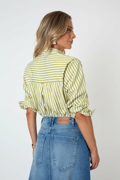 CAMISA EM POLIÉSTER SOLTA LISTRADA - comprar online