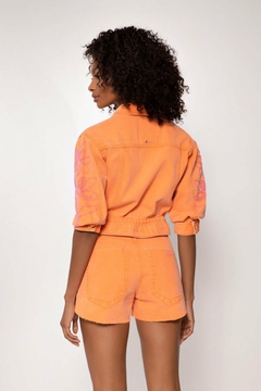 JAQUETA JEANS TRUCKER MANGA 3/4 LARANJA BORDADA