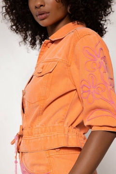 JAQUETA JEANS TRUCKER MANGA 3/4 LARANJA BORDADA - comprar online