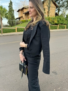 BLAZER CROPPED SOLTO COM DETALHE DE LAPELA FEMININO - comprar online