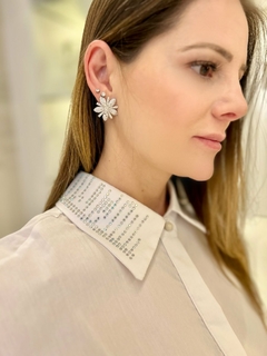 CAMISA ALFAIATARIA SOLTA COM DETALHE BRILHO NA GOLA E PUNHO - loja online