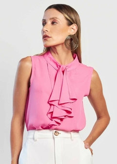 BLUSA EM CREPE SEM MANGAS GOLA BABADO