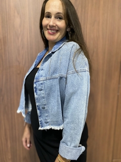 JAQUETA JEANS CROPPED COM STRASS